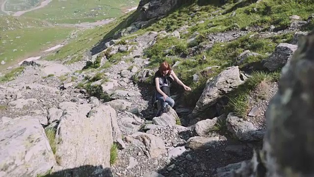 一位年轻的女性徒步旅行者带着照相机爬山。罗马尼亚喀尔巴阡山脉的transagarasan视频素材