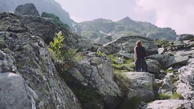 一位年轻的女性徒步旅行者带着照相机爬山。罗马尼亚喀尔巴阡山脉的transagarasan视频素材