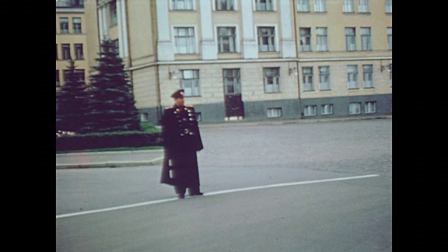 1959年克里姆林宫的建筑、游客和警卫视频素材