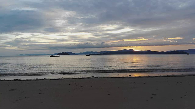 海景与日出海蛤与船在自然海景背景由视频无人机视频素材