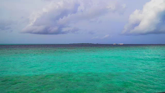 美丽的热带马尔代夫岛在海洋的背景。视频素材