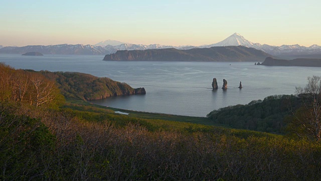 堪察加地区太平洋海岸令人惊叹的夏季景观视频素材