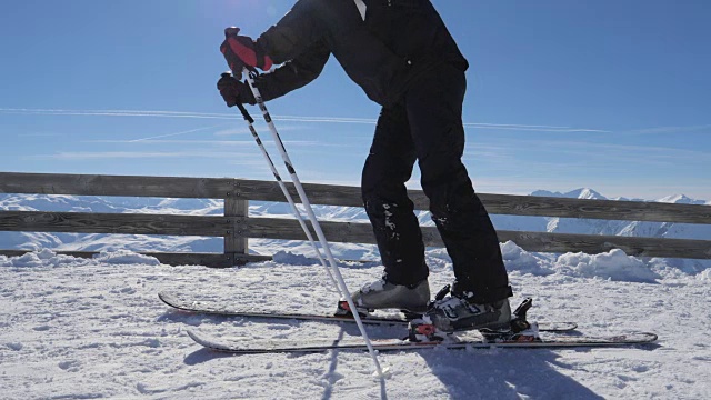 滑雪者在山顶系滑雪靴在滑雪系上视频素材