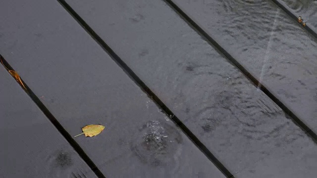 雨滴滴在木地板上。视频素材