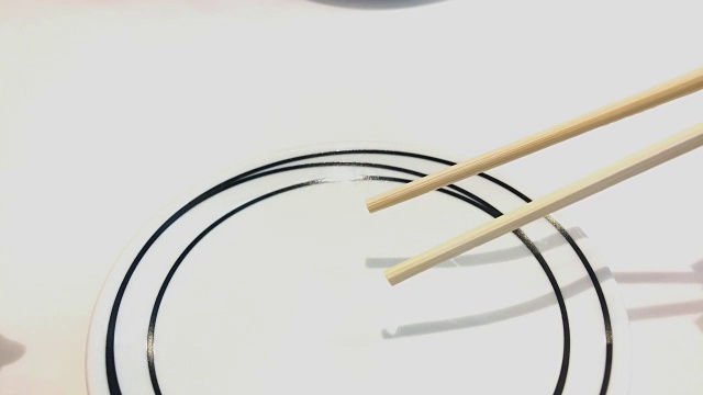手掰一次性日本筷子与白色盘子视频素材