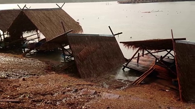 暴雨后损坏、破碎、倒塌的小屋或船屋视频素材