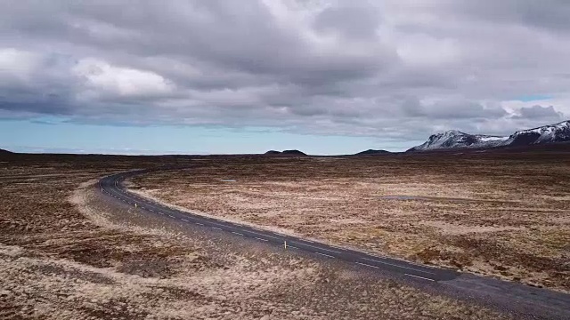 鸟瞰冰岛snaefellness半岛上的空旷道路视频素材