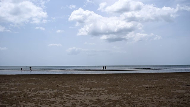 海滩上有光滑的海面，美丽的蓝天上有积云视频素材