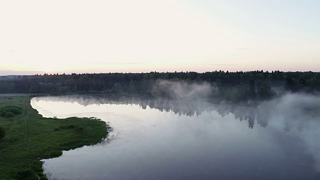 森林湖在晨雾中，沐浴着晨曦中的阳光视频素材