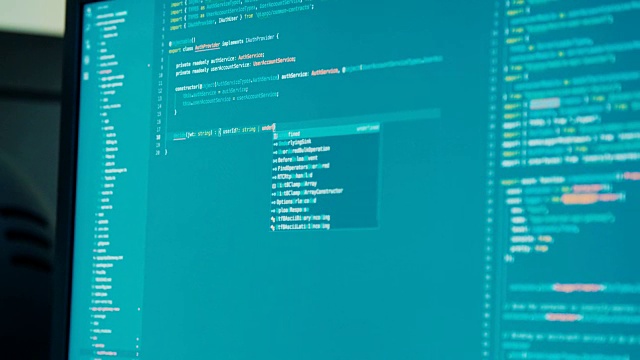 电脑程序员坐在屏幕前编码软件视频素材