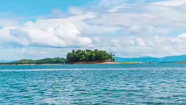 T/L TD热带岛屿在蓝天和移动的云湖视频素材