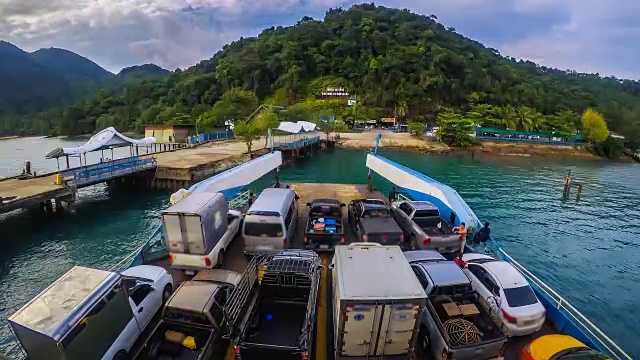 汽车被装上渡轮，前往泰国的Koh Chang Trat省视频素材