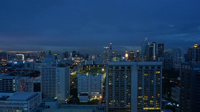 从高处俯瞰曼谷夜景(靠近Si-lom路口)视频素材