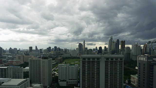 暴风雨云与雨过境天空曼谷城市景观。4 k间隔拍摄视频素材