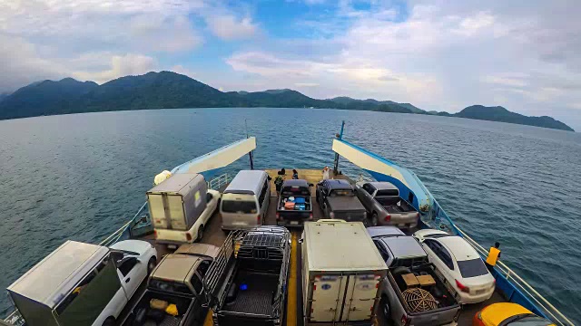 汽车被装上渡轮，前往泰国的Koh Chang Trat省视频素材