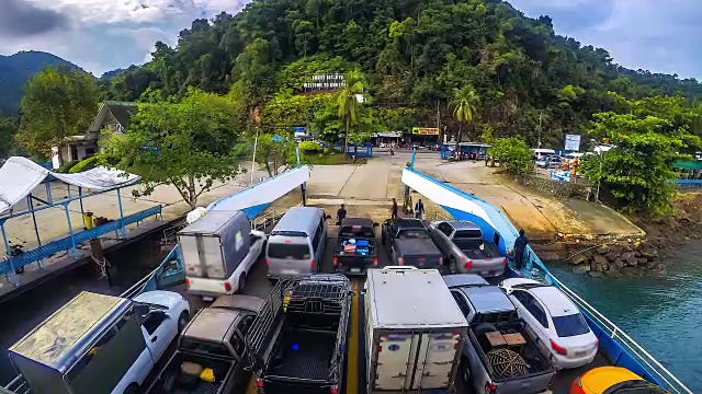 汽车被装上渡轮，前往泰国的Koh Chang Trat省视频素材