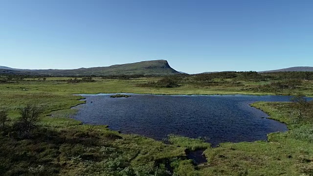 飞过湖面和群山视频素材