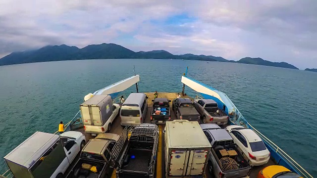 汽车被装上渡轮，前往泰国的Koh Chang Trat省视频素材