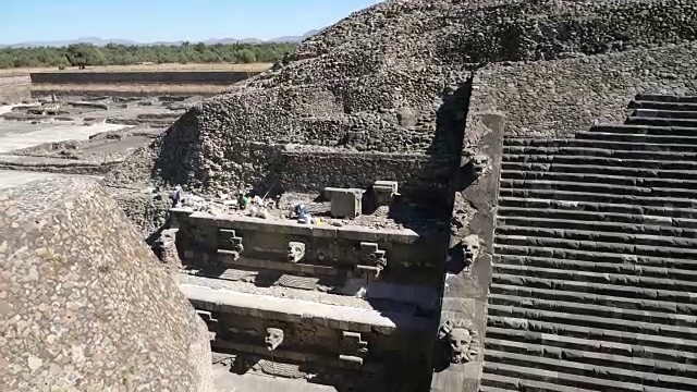 墨西哥山谷，特奥蒂瓦坎——从特奥蒂瓦坎考古遗址看到的羽蛇神神庙。视频素材