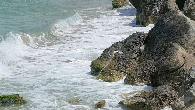 海岸上的巨石，特写视频素材