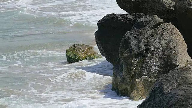 岩石海滩，慢镜头视频素材