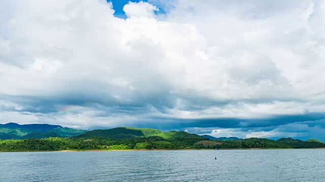 T/L ZI宁静的湖泊，热带山脉和蓝天视频素材