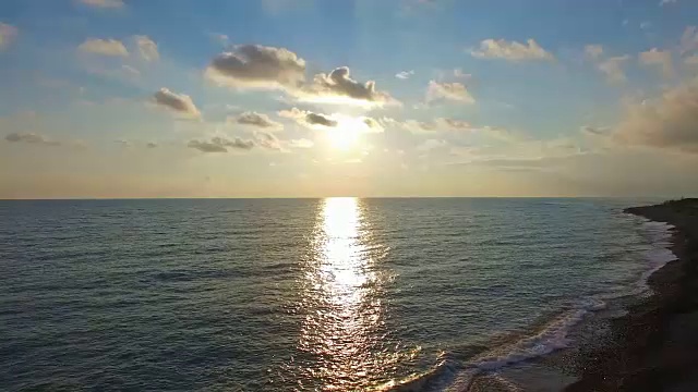 日落时对海岸线的航空测量。视频素材