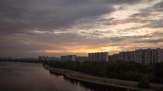 城市景观与落日云中住宅小区上空的住宅公寓楼视频素材