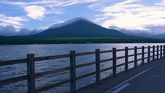 初夏的富士山越过山中湖视频素材