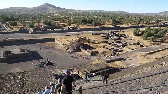 墨西哥山谷，特奥蒂瓦坎——街道上的死人全景，包括月亮金字塔，特奥蒂瓦坎考古遗址。视频素材