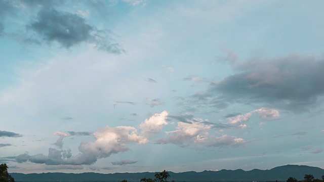 戏剧性的暴风雨和云是移动的山景，风景时间流逝视频素材