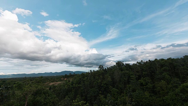 戏剧性的暴风雨和云是移动的山景，风景时间流逝视频素材