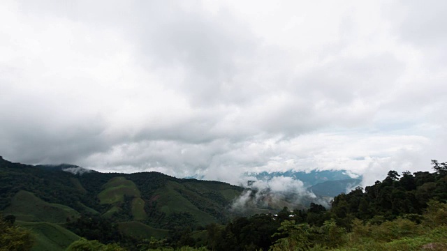 戏剧性的暴风雨和云是移动的山景，风景时间流逝视频素材