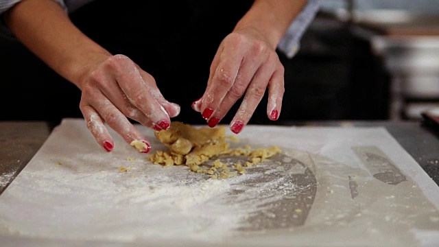 近距离的女人的手揉面团饼或饼干。糕点师在厨房准备糕点。烹饪课程，糕点烹饪，家庭烹饪概念视频素材