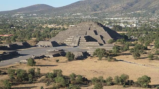 墨西哥山谷，特奥蒂瓦坎-月亮金字塔，从太阳金字塔看，放大和缩小。视频素材