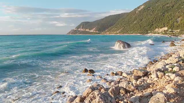 希腊莱夫卡达岛海岸线，日落时美丽的海洋和岩石海滩视频素材