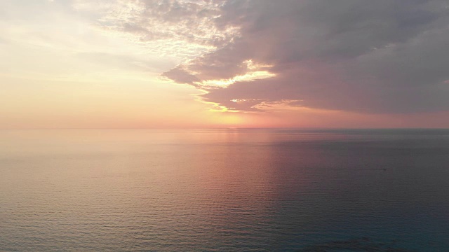 海面上落日与渔船，夏日背景视频素材