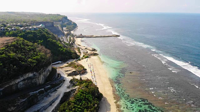 巴厘岛海滩和蓝色海洋的鸟瞰图。Melasti海滩视频素材