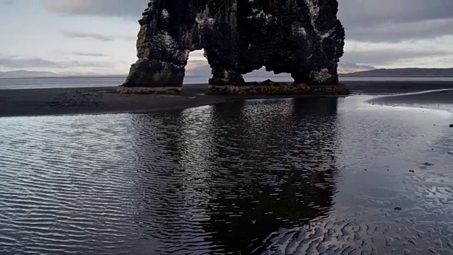 维察库尔-黑火山海滩上的标志性海堆视频素材