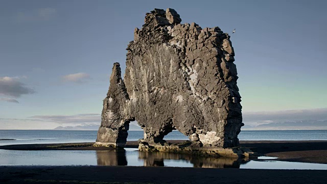 维察库尔-黑火山海滩上的标志性海堆视频素材