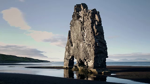 维察库尔-黑火山海滩上的标志性海堆视频素材