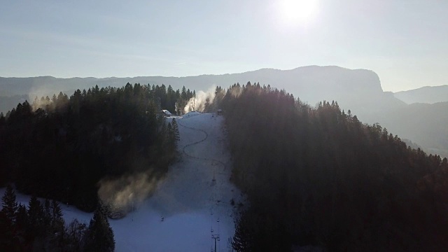 阳光下的雪炮视频素材