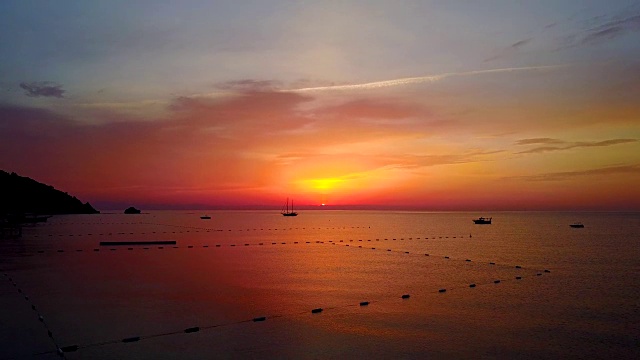 美丽的景色在日出时航行，平静的海洋自然景色在夏天的早晨。无人机飞行视频素材