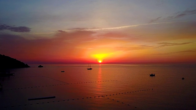 美丽的日出景色，平静的大海自然景色在夏天的早晨。无人机飞行视频素材