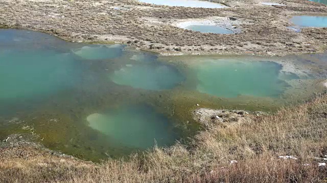 黄石池塘在西拇指冒热气视频素材