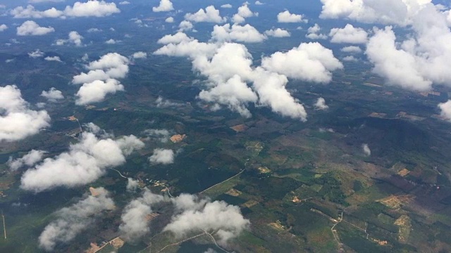 一个热带国家的陆地和云层的航拍镜头。视频下载