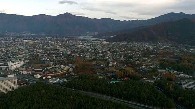 日本秋日小城市，摄于日本藤吉田山梨县秋藤宝塔，市景。视频素材