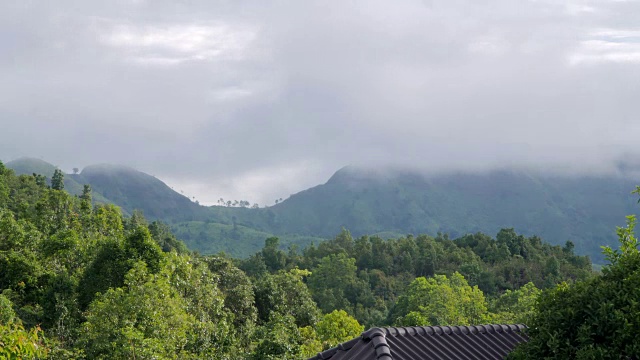 云在山区上方缓慢移动。时间流逝视频下载