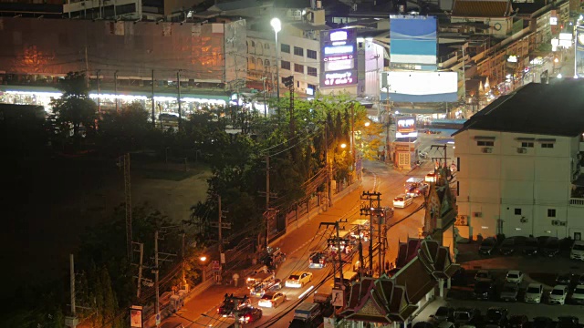 在芭堤雅的一个主要十字路口，夜幕降临。旅游地标视频下载