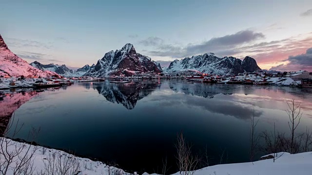 在冬天的早晨，延时镜头拉近了斯堪的纳维亚村庄周围的群山。勒内，罗浮敦群岛，挪威视频素材